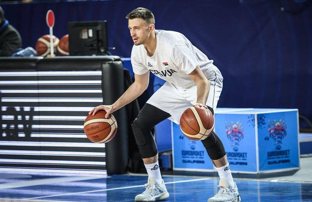 Aleksa Avramovic saat berseragam Timnas Serbia. (fiba.basketball)