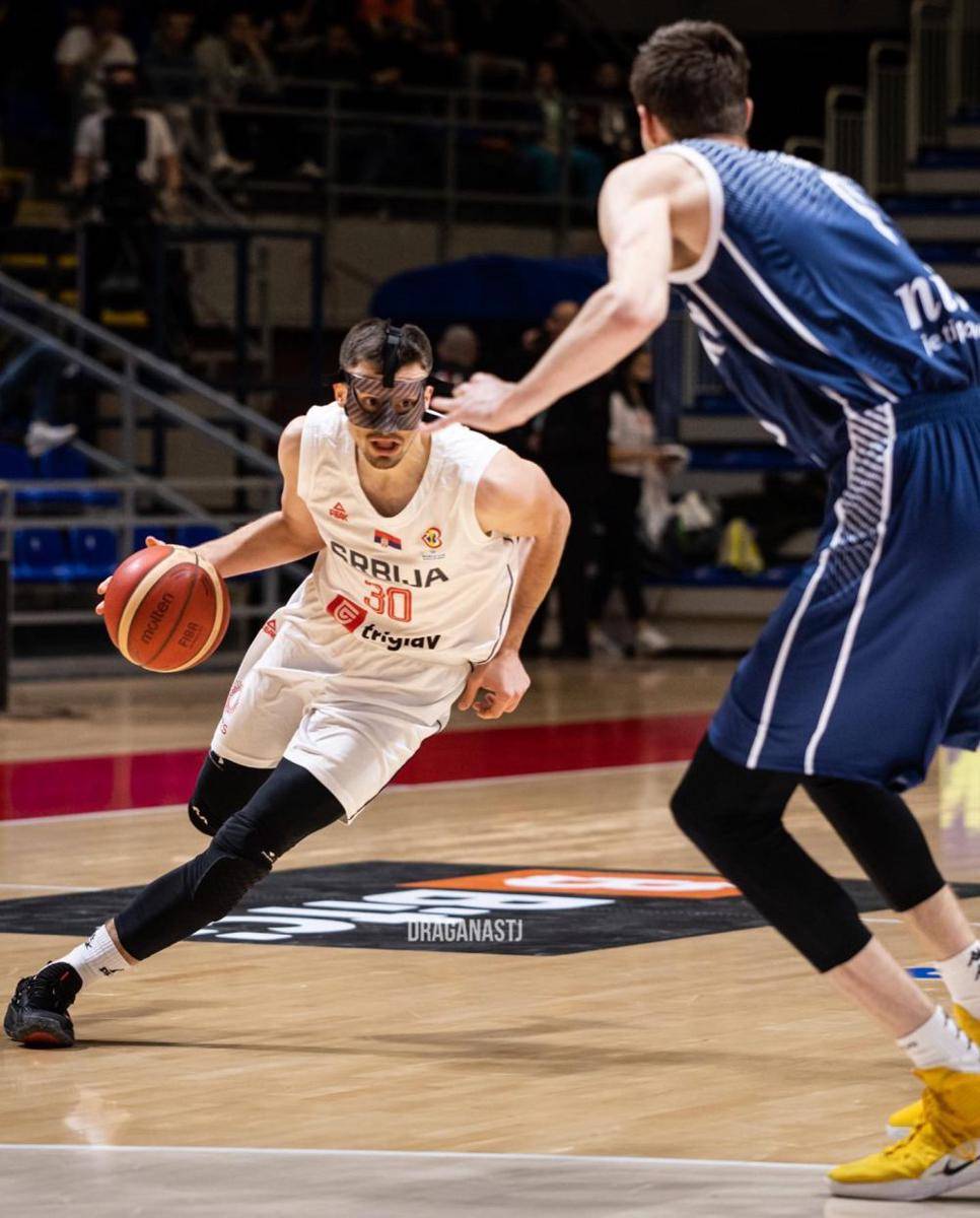 Aleksa Avramovic saat berseragam Timnas Serbia. (fiba.basketball)
