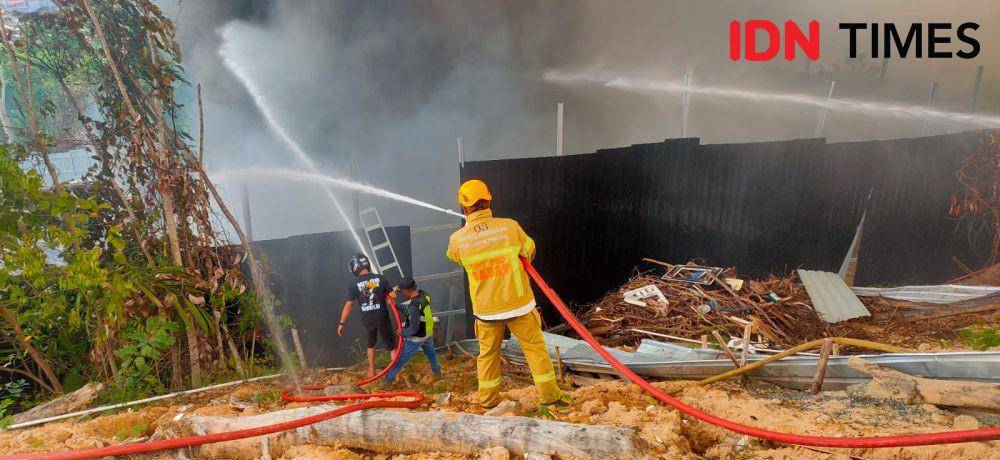 Gudang Induk Rumah Sakit Umum Daerah Kanudjoso Djatiwibowo di Balikpapan Kalimantan Timur (Kaltim) mengalami bencana kebakaran, Sabtu (9/9/2023). (IDN Times/Hilmansyah)