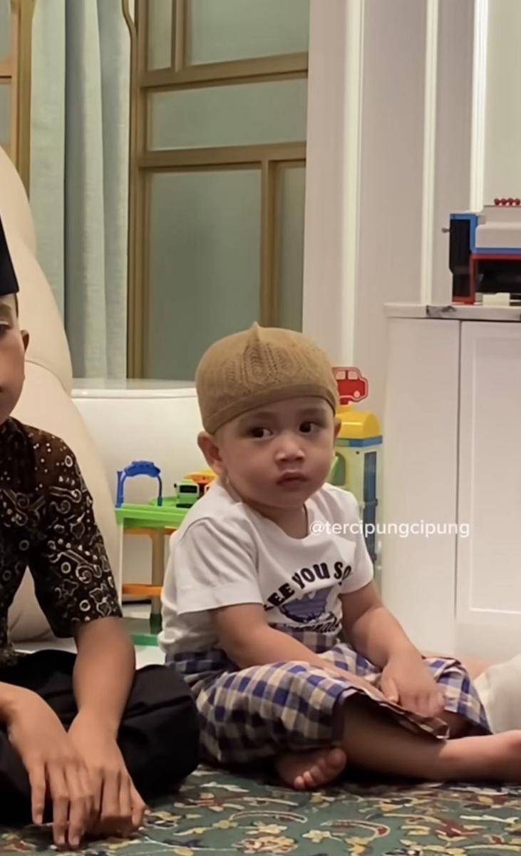 potret gemas Rayyanza ikut pengajian (Instagram.com/raffinagita1717)