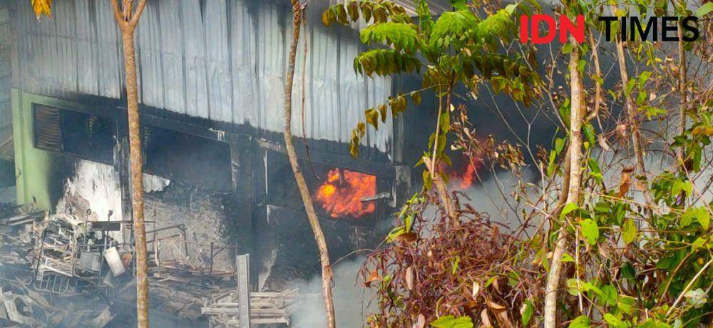 Gudang Induk Rumah Sakit Umum Daerah Kanudjoso Djatiwibowo di Balikpapan Kalimantan Timur (Kaltim) mengalami bencana kebakaran, Sabtu (9/9/2023). (IDN Times/Hilmansyah)