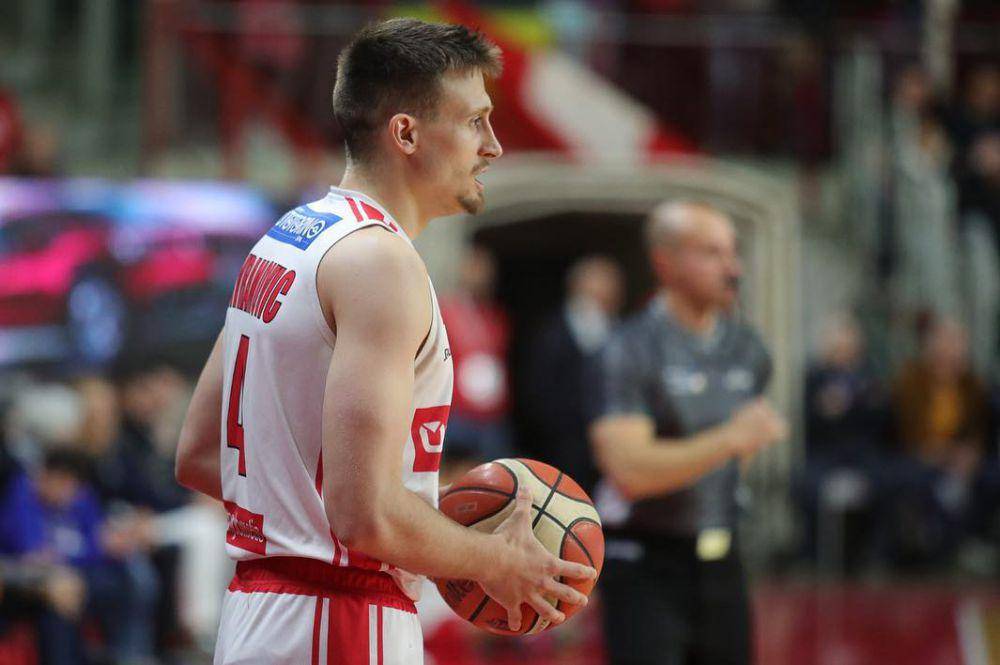 Aleksa Avramovic saat berseragam Varese. (fiba.basketball)