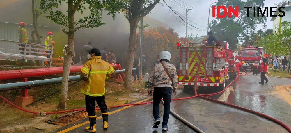 Gudang Induk Rumah Sakit Umum Daerah Kanudjoso Djatiwibowo di Balikpapan Kalimantan Timur (Kaltim) mengalami bencana kebakaran, Sabtu (9/9/2023). (IDN Times/Hilmansyah)