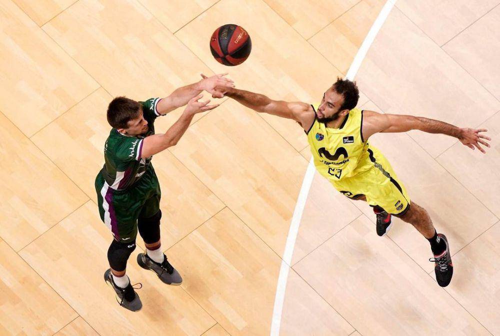 Aleksa Avramovic (kiri) saat berseragam Unicaja Malaga. (fiba.basketball)