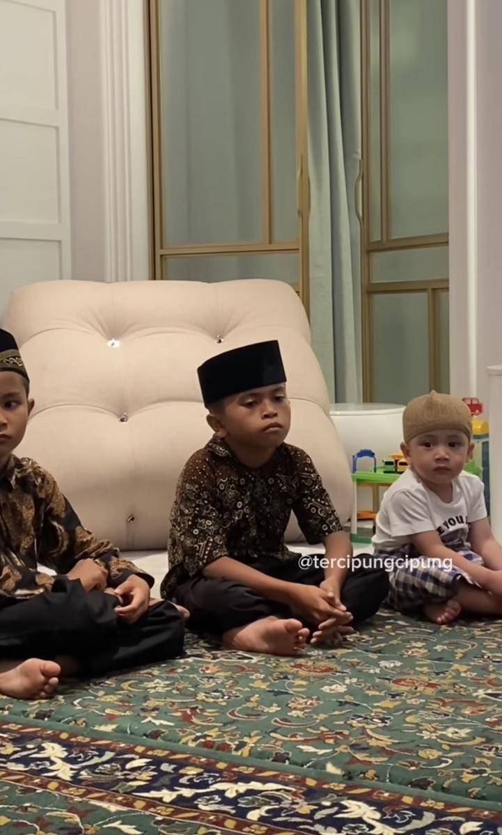 potret gemas Rayyanza ikut pengajian (Instagram.com/raffinagita1717)