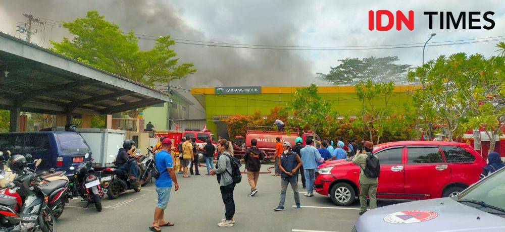 Gudang Induk Rumah Sakit Umum Daerah Kanudjoso Djatiwibowo di Balikpapan Kalimantan Timur (Kaltim) mengalami bencana kebakaran, Sabtu (9/9/2023). (IDN Times/Hilmansyah)