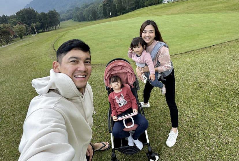 8 Potret Liburan Keluarga Samuel Zylgwyn di Bali, Menyatu dengan Alam