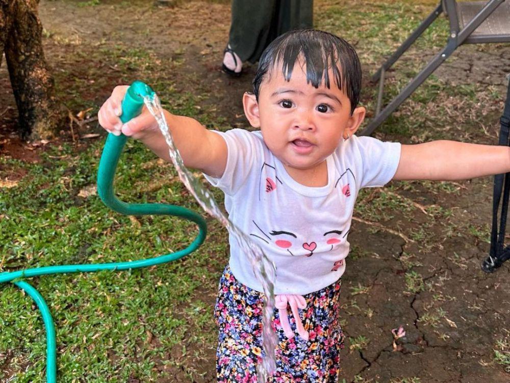 9 Potret Moana Asyik Main Air Bareng Ria Ricis, Girang Banget!