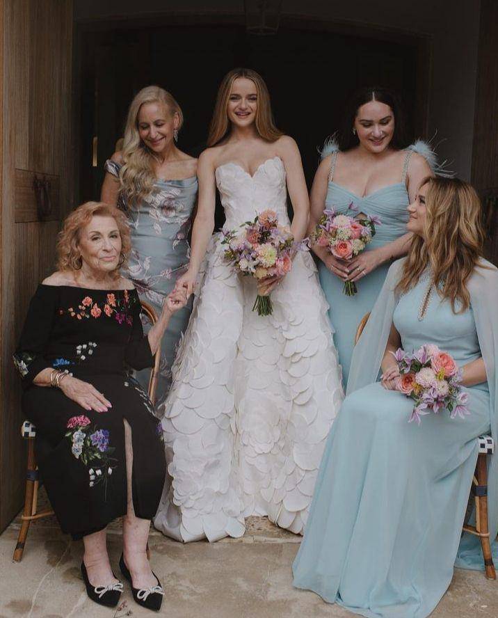 potret pernikahan Joey King dan Steven Piet (instagram.com/vogueweddings)