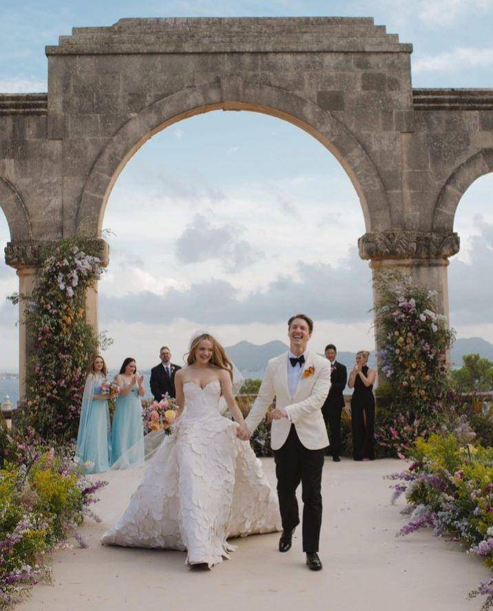 potret pernikahan Joey King dan Steven Piet (instagram.com/vogueweddings)