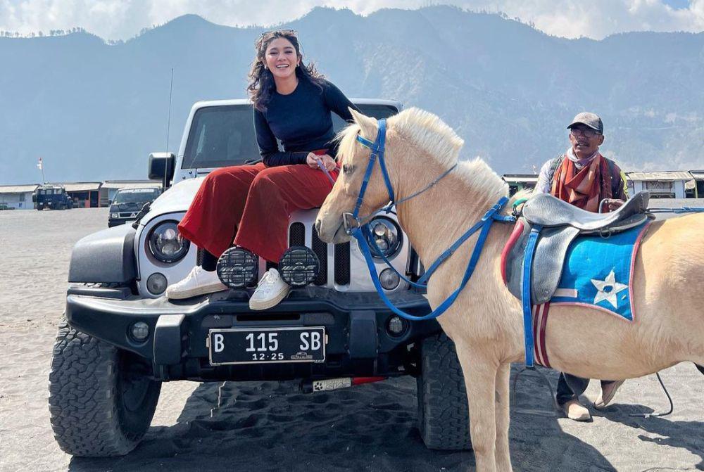 8 Potret Naysilla Mirdad di Bromo, Asyik Naik Jeep!