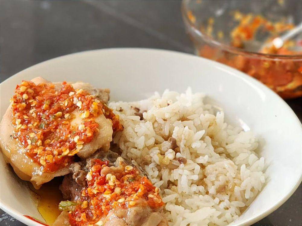ilustrasi ayam kukus chili oil (instagram.com/cookingwithhel)