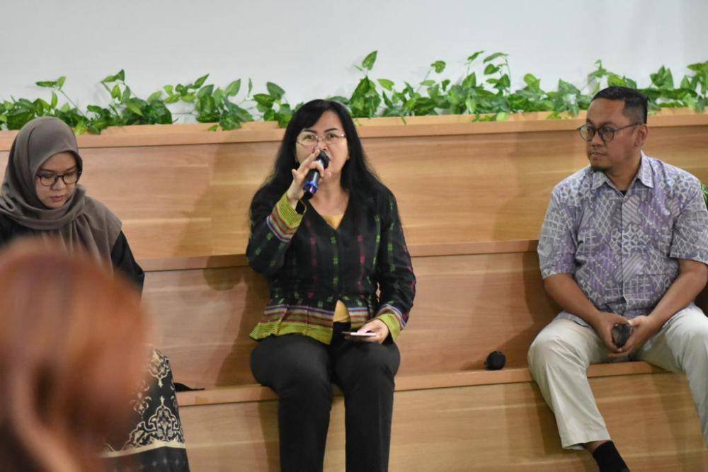 Asisten Deputi Perlindungan Hak Perempuan dalam Rumah Tangga dan Rentan KemenPPPA, Eni Widiyanti dan Direktur Eksekutif ICT Watch, Indriyatno Banyumurti dalam acara Media Talk “Cegah Perempuan Terjerat Modus Love Scamming” (Dok. KemenPPPA)