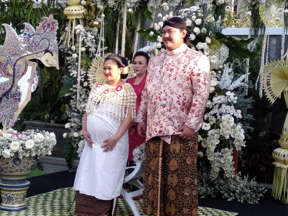 9 Potret Siraman Mitoni Istri Ndarboy Genk, Mewah dan Meriah
