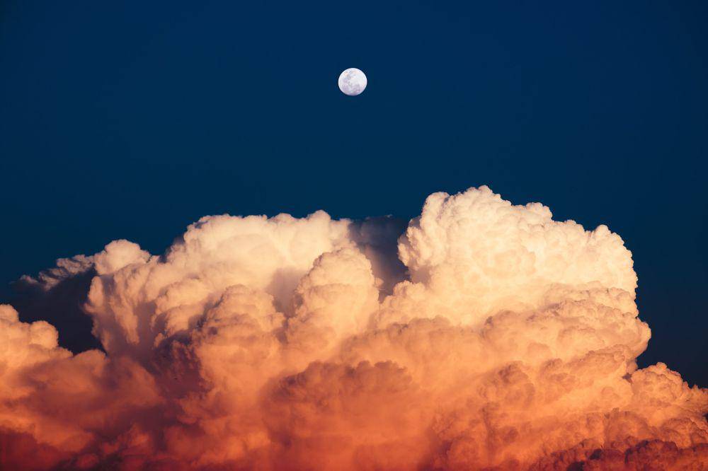 ilustrasi cumulonimbus (unsplash.com/@ilevyv)