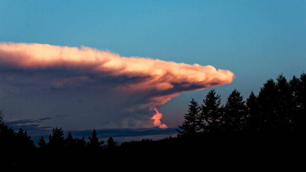ilustrasi cumulonimbus (unsplash.com/@atakalaka)