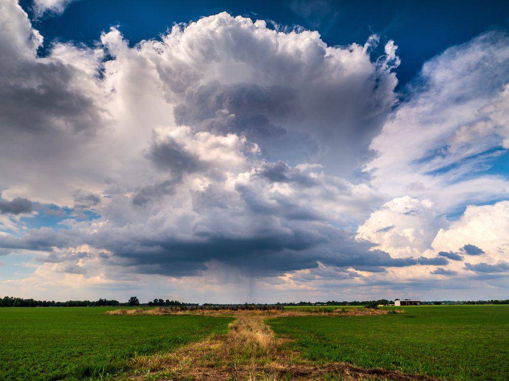 ilustrasi cumulonimbus (unsplash.com/@raychelsnr)