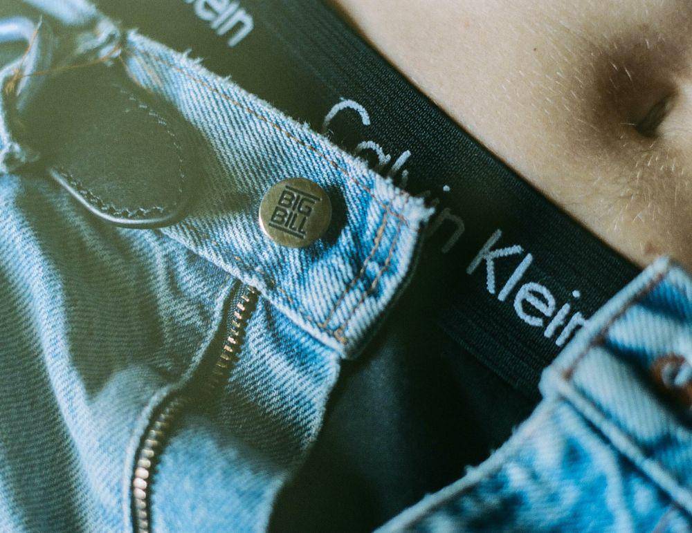 ilustrasi celana dalam laki-laki (unsplash.com/@ebouv)