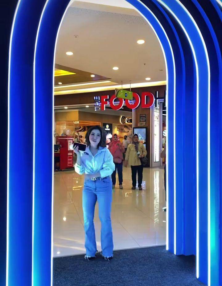 Ootd jeans kiky saputri (Instagram.com/kikysaputri)
