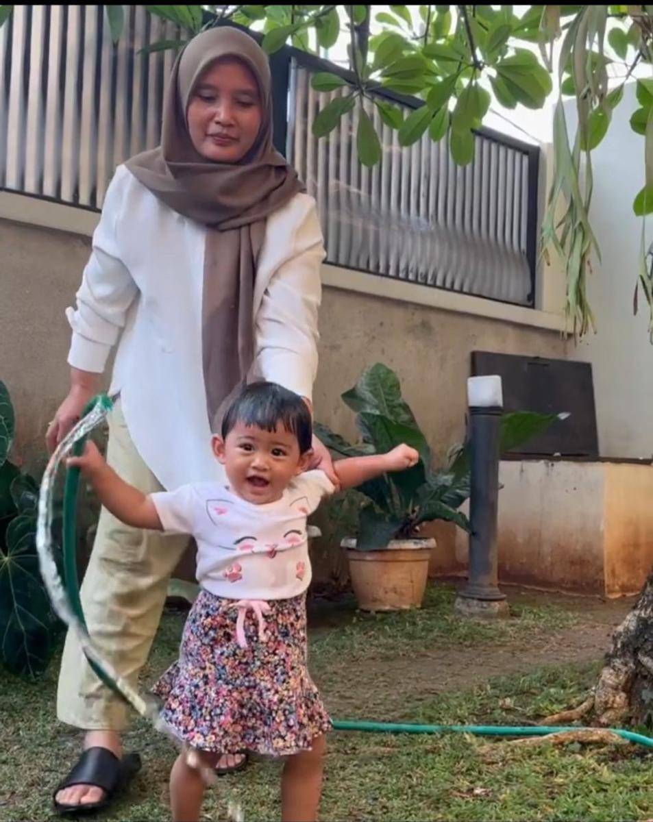 potret Moana bermain air (instagram.com/riaricis1795)