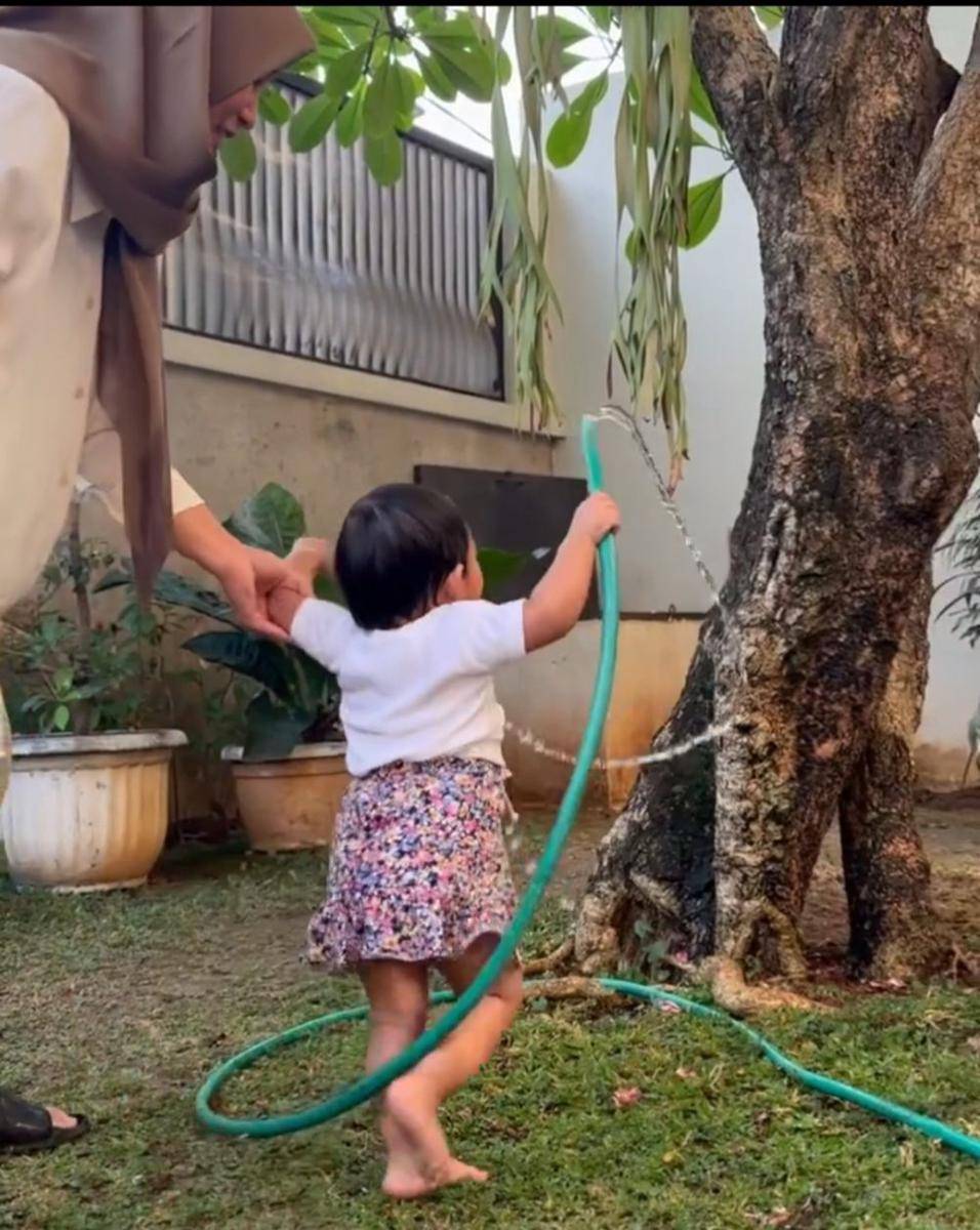 potret Moana bermain air (instagram.com/riaricis1795)