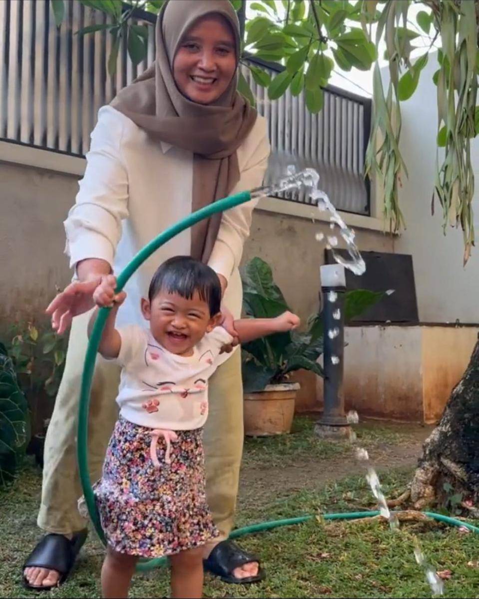 potret Moana bermain air (instagram.com/riaricis1795)