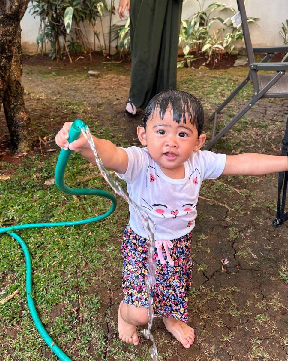 potret Moana bermain air (instagram.com/riaricis1795)