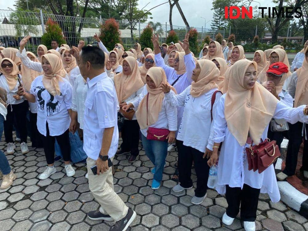 Ribuan Relawan Sambut Prabowo di Bandara Minangkabau Sumbar