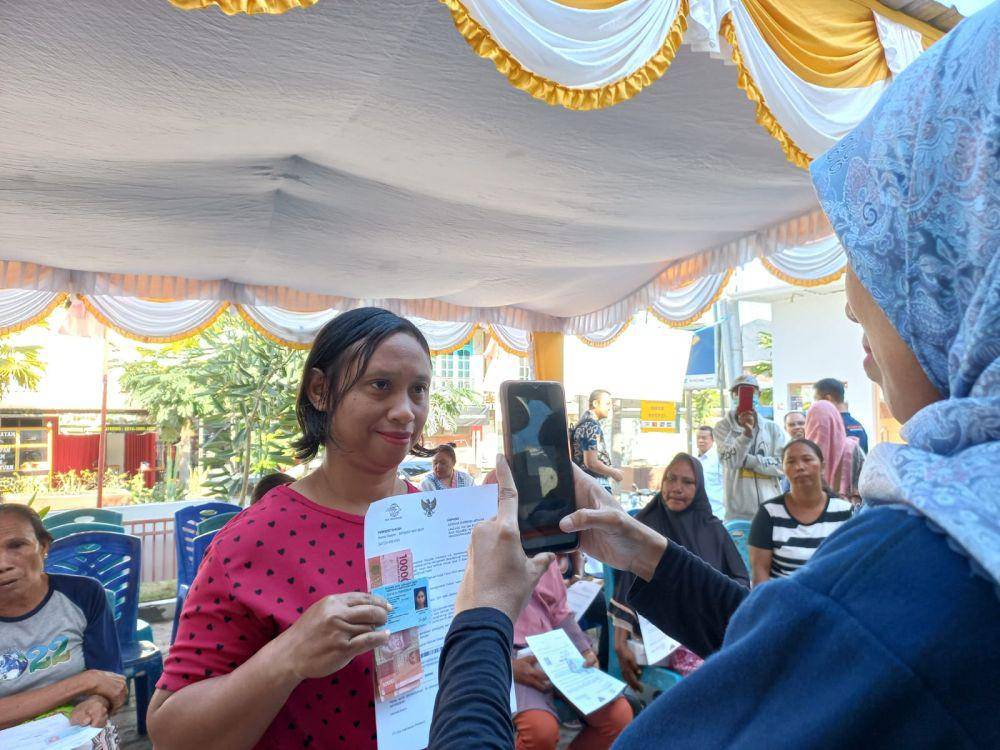 PT Pos Indonesia (Persero) menjalankan layanan fund distribution dengan melakukan pembayaran bansos sembako dan PKH dari Kementerian Sosial kepada keluarga penerima manfaat (KPM) di seluruh Indonesia, termasuk di daerah 3T (terluar, terdepan, terpencil). (Dok. Pos Indonesia)