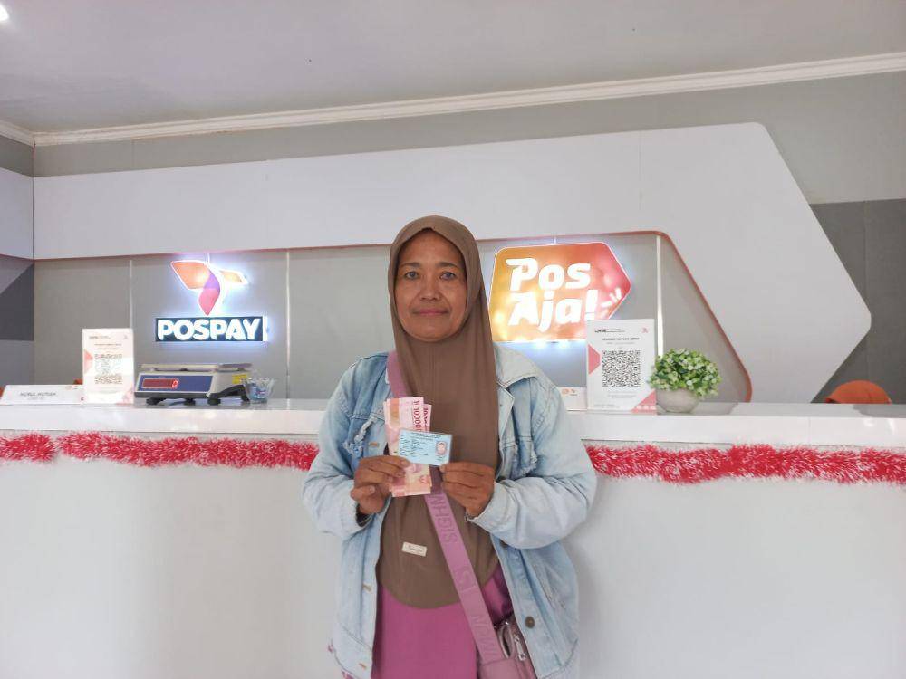 PT Pos Indonesia (Persero) menjalankan layanan fund distribution dengan melakukan pembayaran bansos sembako dan PKH dari Kementerian Sosial kepada keluarga penerima manfaat (KPM) di seluruh Indonesia, termasuk di daerah 3T (terluar, terdepan, terpencil). (Dok. Pos Indonesia)