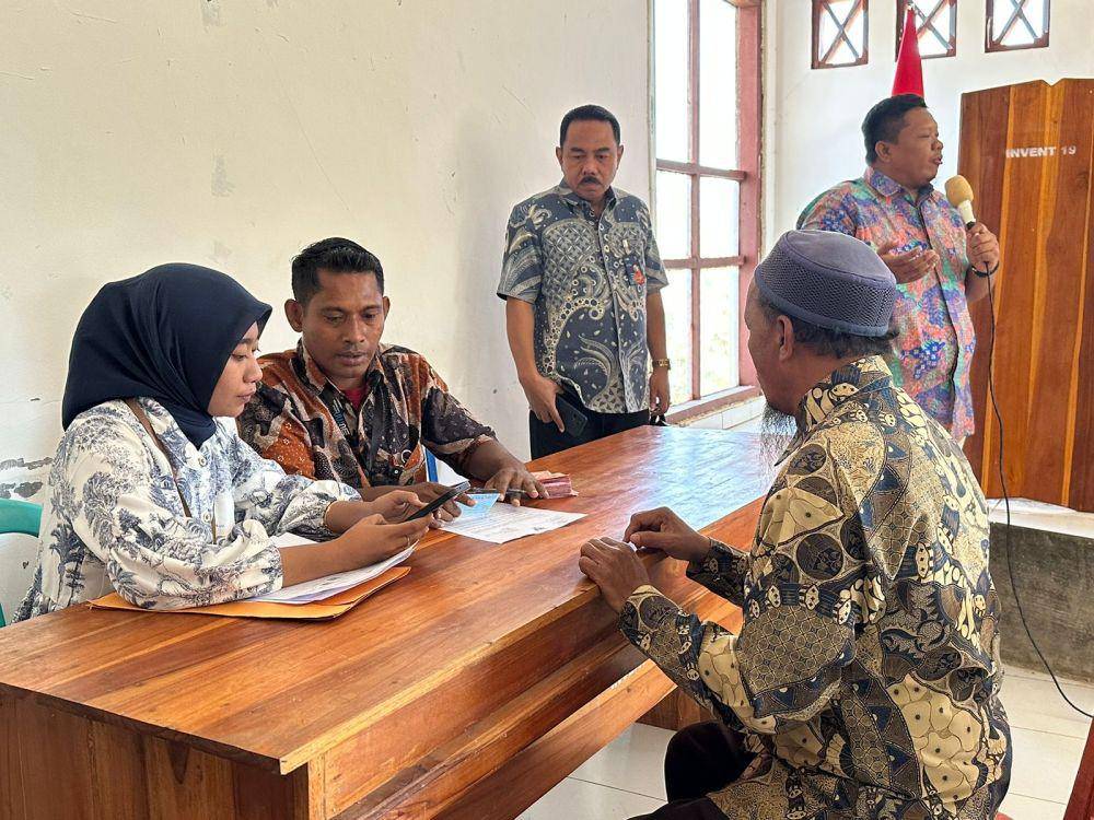 PT Pos Indonesia (Persero) menjalankan layanan fund distribution dengan melakukan pembayaran bansos sembako dan PKH dari Kementerian Sosial kepada keluarga penerima manfaat (KPM) di seluruh Indonesia, termasuk di daerah 3T (terluar, terdepan, terpencil). (Dok. Pos Indonesia)