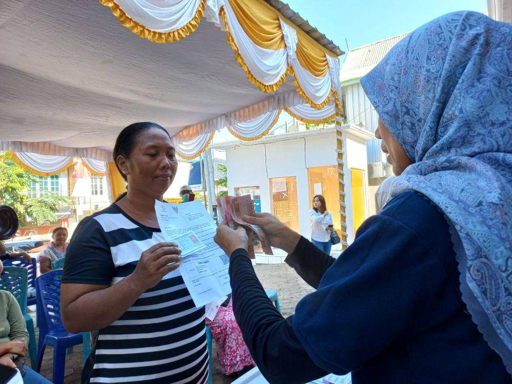 PT Pos Indonesia (Persero) menjalankan layanan fund distribution dengan melakukan pembayaran bansos sembako dan PKH dari Kementerian Sosial kepada keluarga penerima manfaat (KPM) di seluruh Indonesia, termasuk di daerah 3T (terluar, terdepan, terpencil). (Dok. Pos Indonesia)