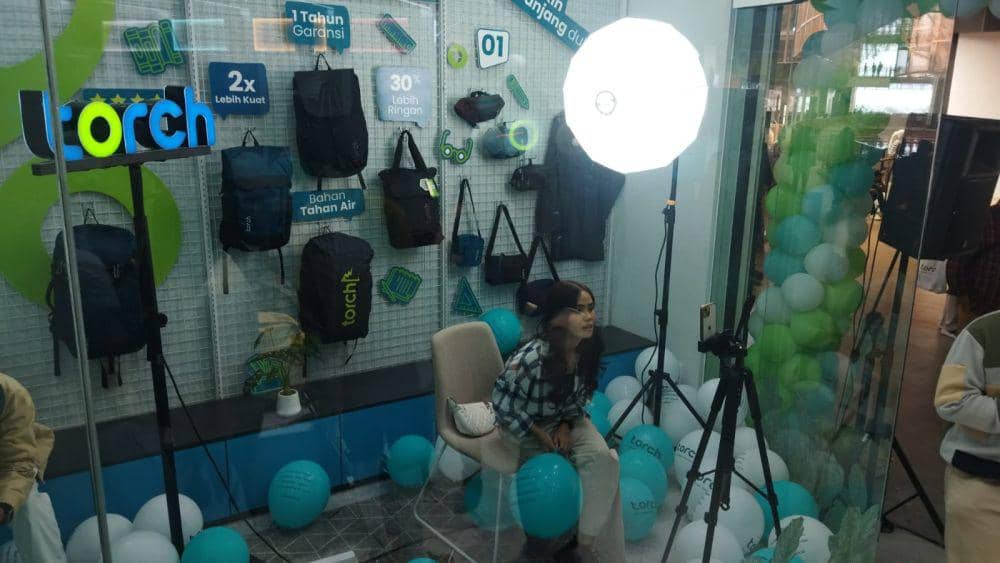 Brand perlengkapan traveling asal Bandung, Torch, membuka offline store di Makassar. (Dok. Istimewa)