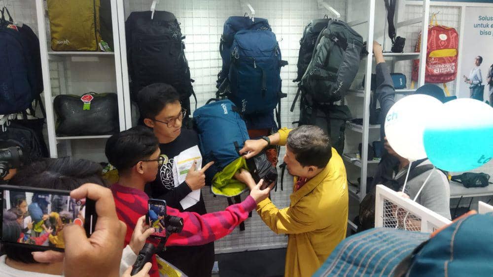 Brand perlengkapan traveling asal Bandung, Torch, membuka offline store di Makassar. (Dok. Istimewa)