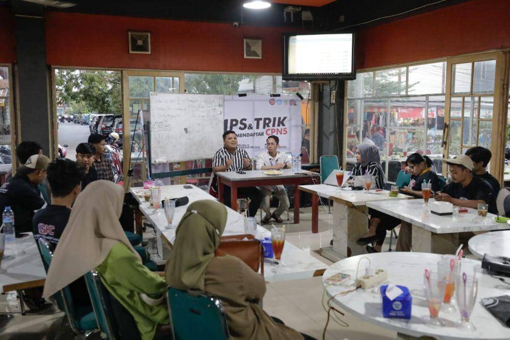 Kelompok sukarelawan Ganjar Milenial Center (GMC) menggelar kegiatan try out tes seleksi CPNS di Makassar, Jumat (8/9/2023). (Dok. Istimewa)