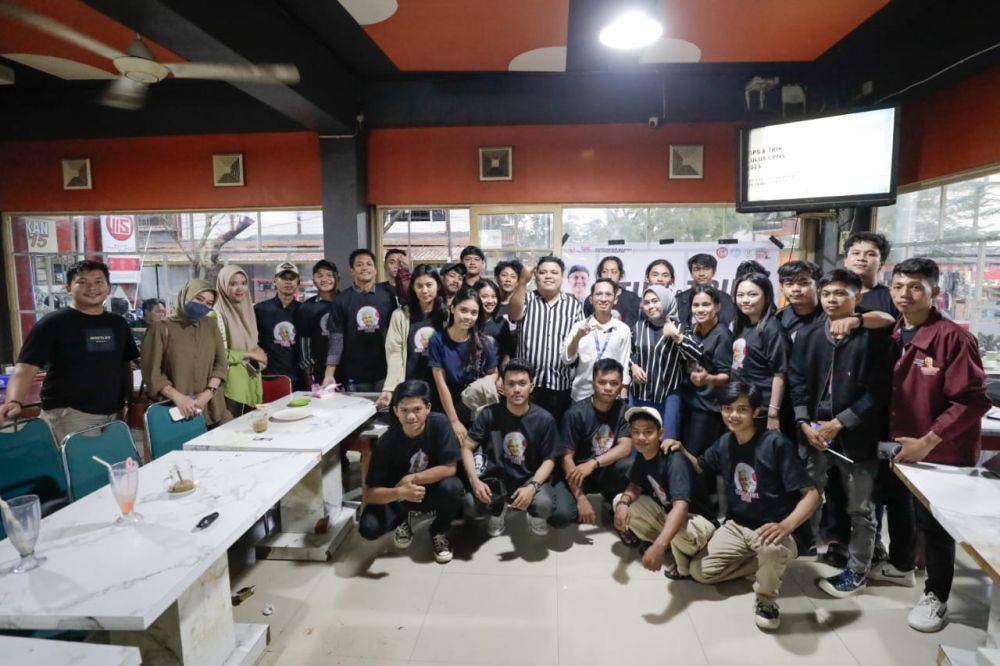 Kelompok sukarelawan Ganjar Milenial Center (GMC) menggelar kegiatan try out tes seleksi CPNS di Makassar, Jumat (8/9/2023). (Dok. Istimewa)