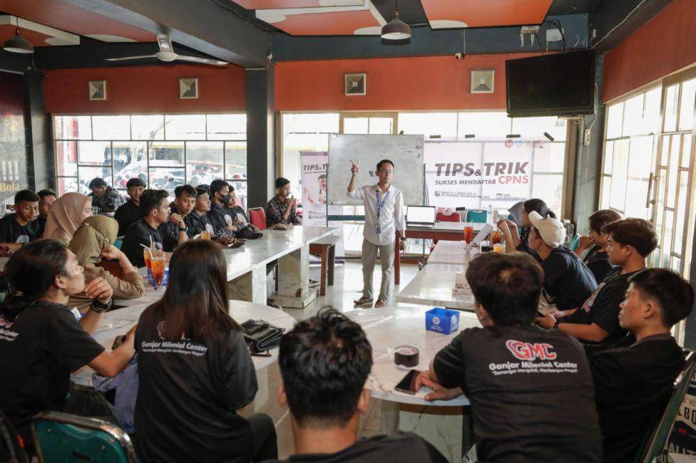 Kelompok sukarelawan Ganjar Milenial Center (GMC) menggelar kegiatan try out tes seleksi CPNS di Makassar, Jumat (8/9/2023). (Dok. Istimewa)