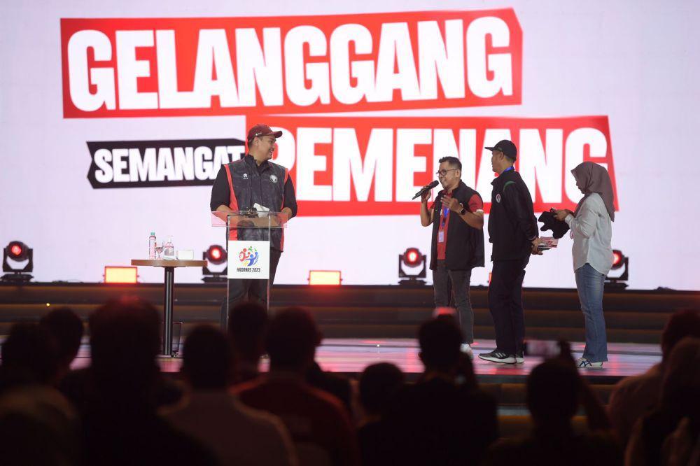 Menpora Dito Beri Hadiah Papan Catur di Acara Haornas 2023