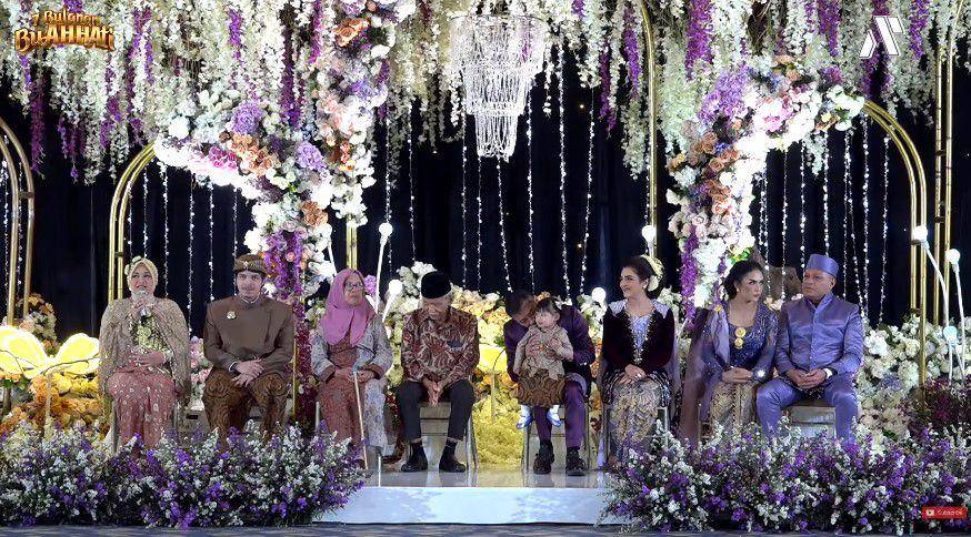 potret keluarga di 7 bulanan Aurel (YouTube.com/AttaHalilintar)