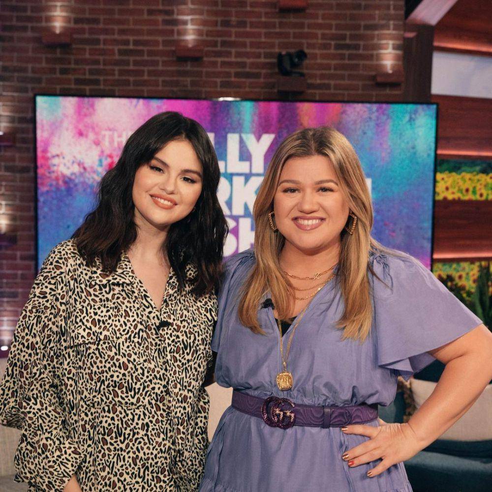potret Kelly Clarkson dan Selena Gomez di The Kelly Clarkson Show (Instagram.com/kellyclarksonshow)