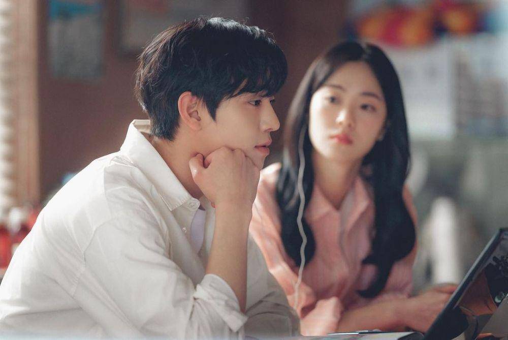 cuplikan Ahn Hyo Seo dan Jeon Yeo Been di drakor A Time Called You (instagram.com/lim_hyoseon)