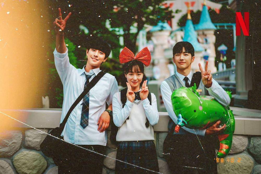 cuplikan Ahn Hyo Seop, Jeon Yeo Been, dan Kang Hoon di drakor A Time Called You (instagram.com/netflixkr)