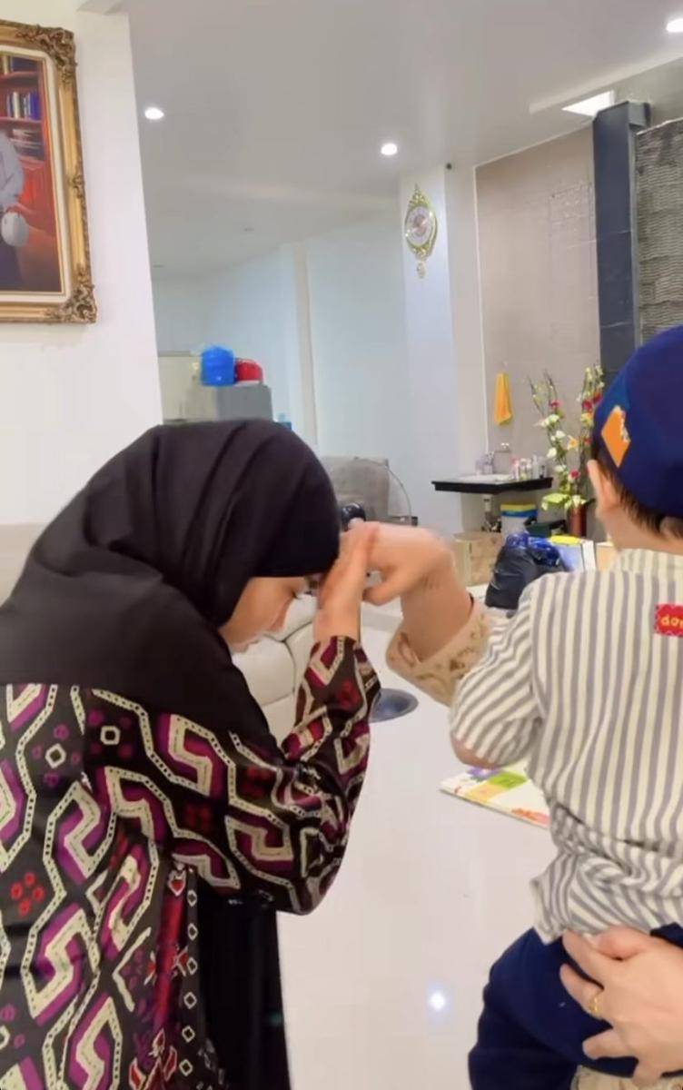 potret Fuji pamit umrah (Instagram.com/opah_faisal)