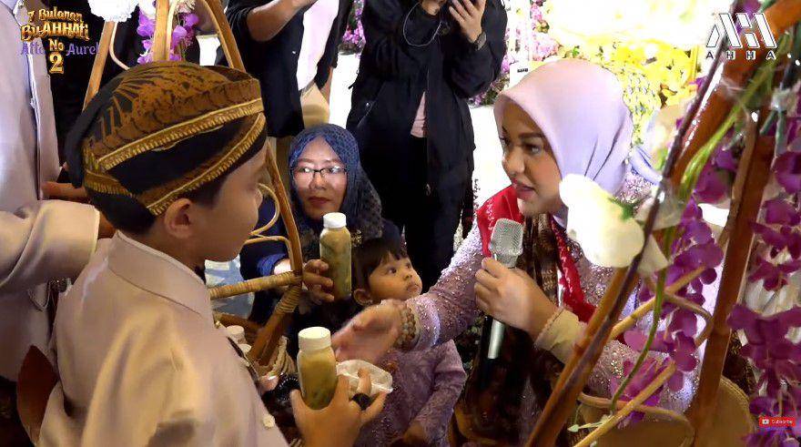potret keluarga di 7 bulanan Aurel (YouTube.com/AttaHalilintar)