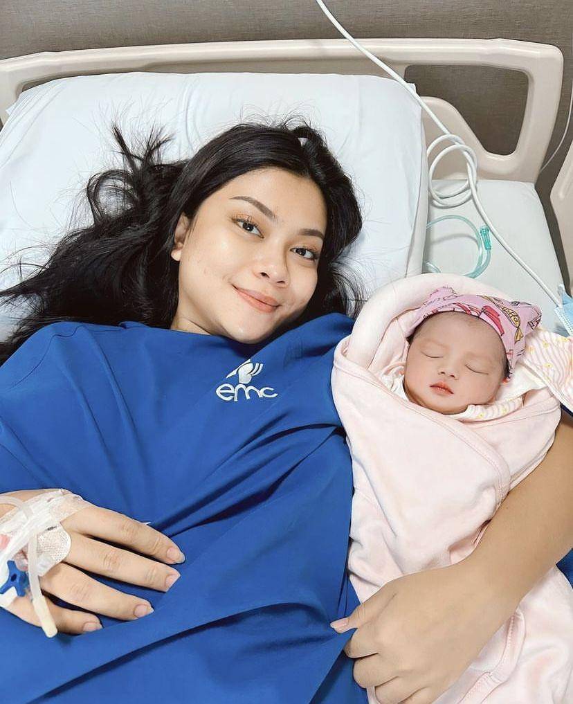 artis melahirkan tanpa didampingi sosok suami (Instagram.com/real.hanummegaa)