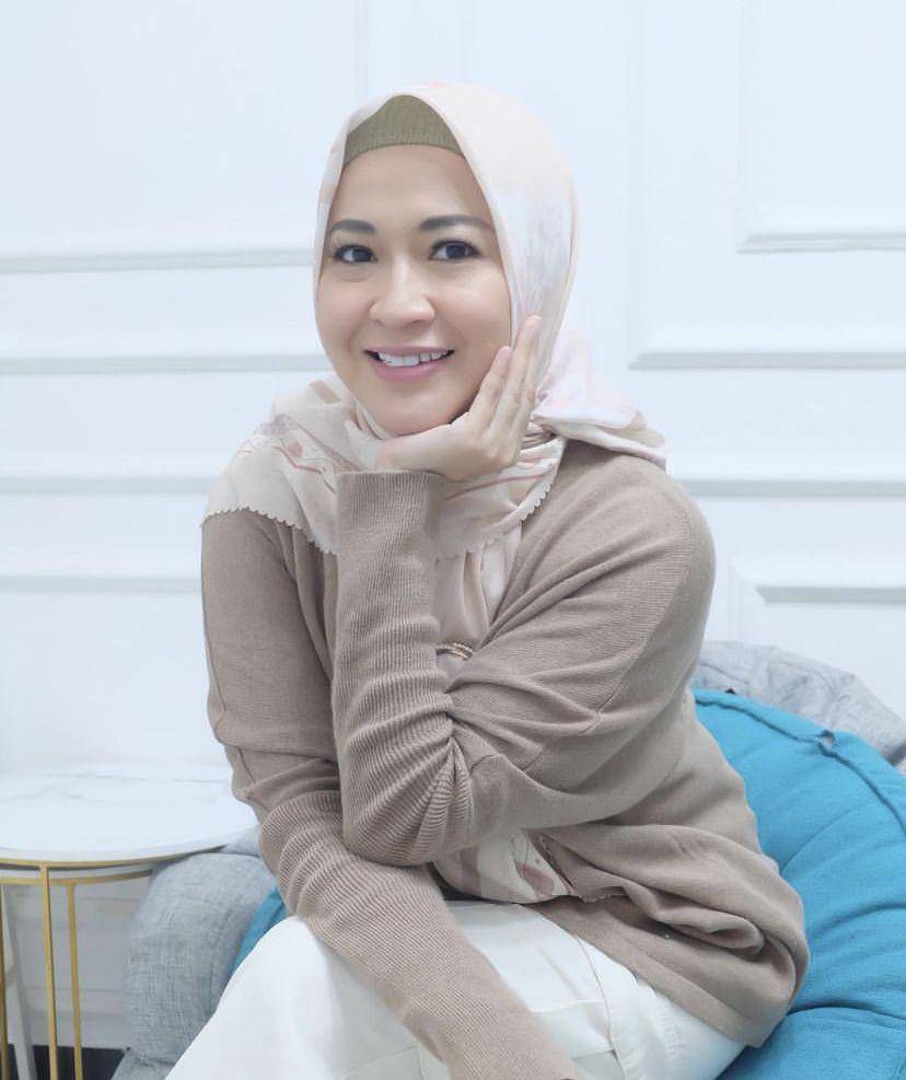 artis melahirkan tanpa didampingi sosok suami (Instagram.com/okieagustina_)