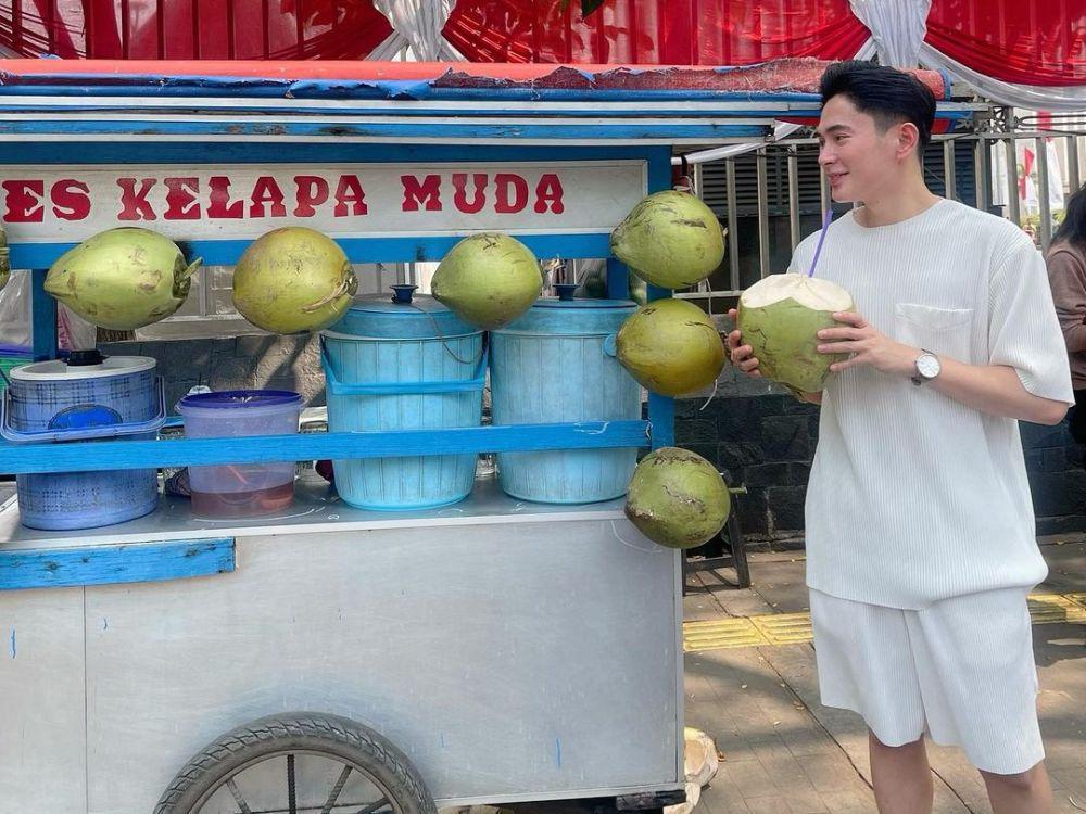 9 Potret Kier King yang Suka Jajanan Kaki Lima, Melokal!