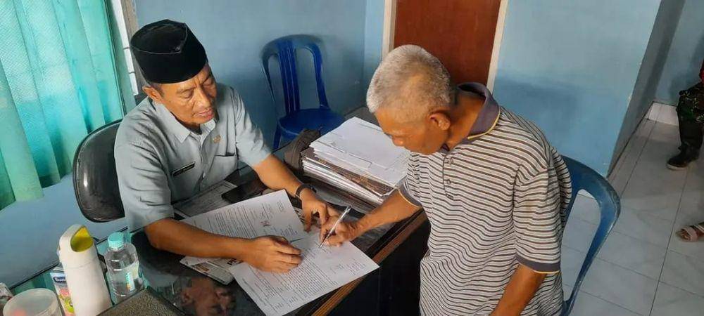 Kakek HM saat menandatangani surat kesepakatan tidak boleh memaksa pernikahan (dok. Ruhaili)