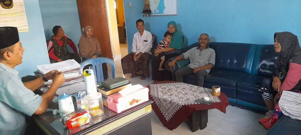 Lurah Suryawangi, Ziat Wijaya saat melakukan mediasi dengan kedua keluarga di kantor Lurah Suryawangi Lotim (dok. Ruhaili)i
