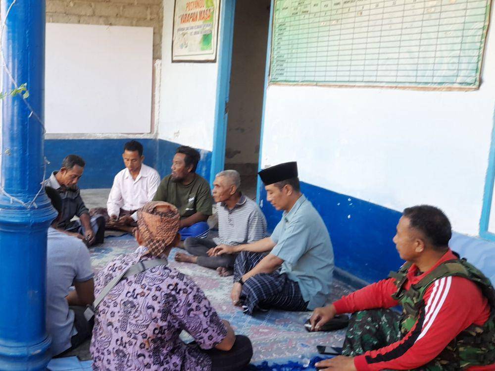 Lurah Suryawangi, Ziat Wijaya saat membujuk kakek HM agar membatalkan pernikahan (dok. Ruhaili)